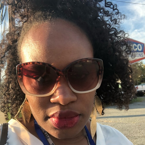 Meet your Posher, Dee - Picture 9 of 9